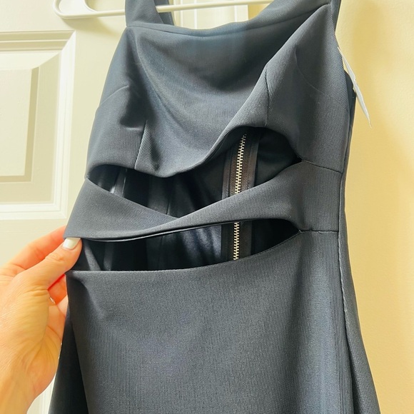 Nwt stunning Topshop size 6 Elegant Black Sleeveless Dress with cutouts - Picture 4 of 7